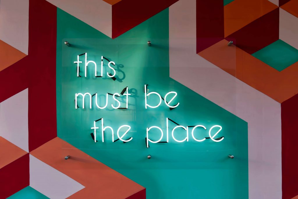 Neonowy napis "this must be the place" 