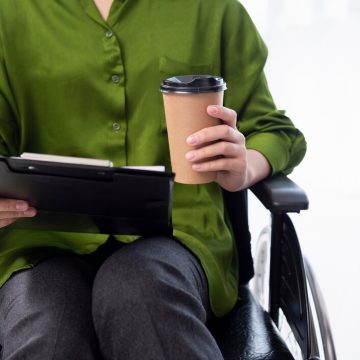 Jak technologia ułatwia poruszanie się osobom z ograniczeniami wzroku: przegląd dostępnych rozwiązań