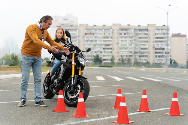 Jak wybrać najlepszą szkołę jazdy dla przyszłych motocyklistów?